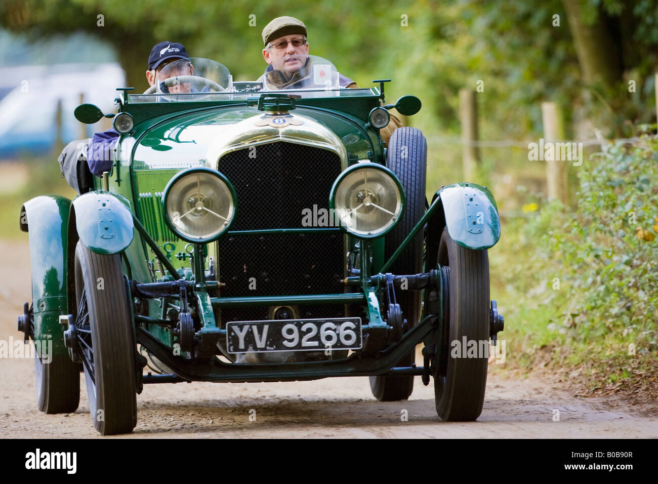 Vintage convertibile Bentley auto sportiva essendo pilotati a Charlton Park WILTSHIRE REGNO UNITO Foto Stock