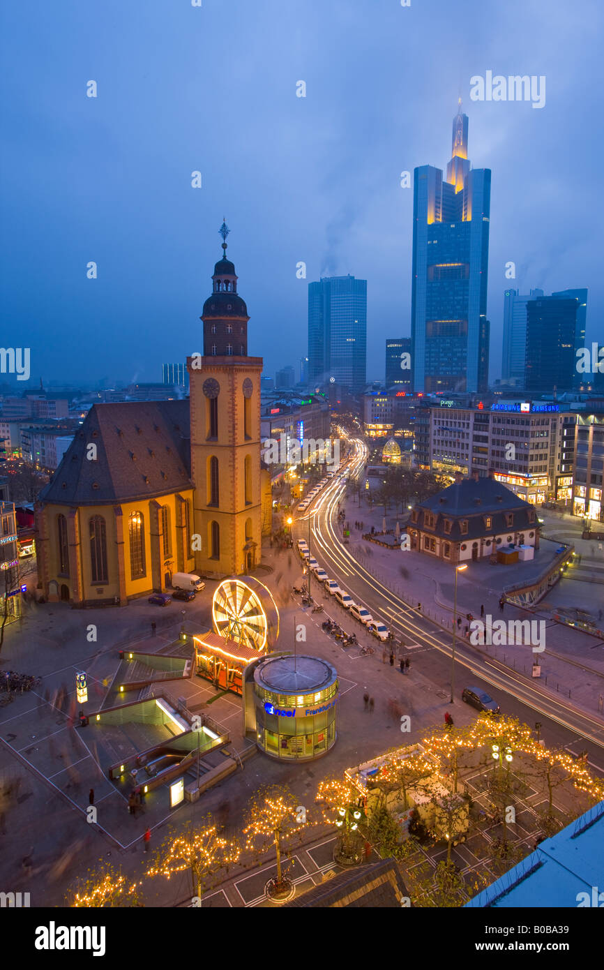 St Katherine' s Chiesa Katharinenkirche, e il centro di Francoforte al crepuscolo, Hessen, Germania, Europa. Foto Stock