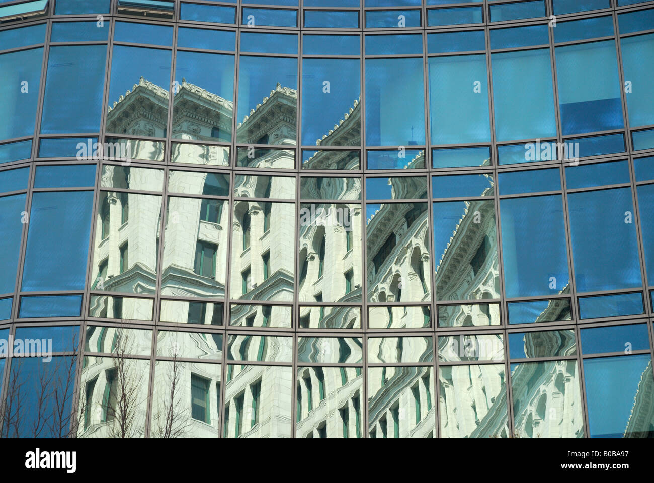 La riflessione di un edificio Art Deco in ufficio facciata, New York City Foto Stock