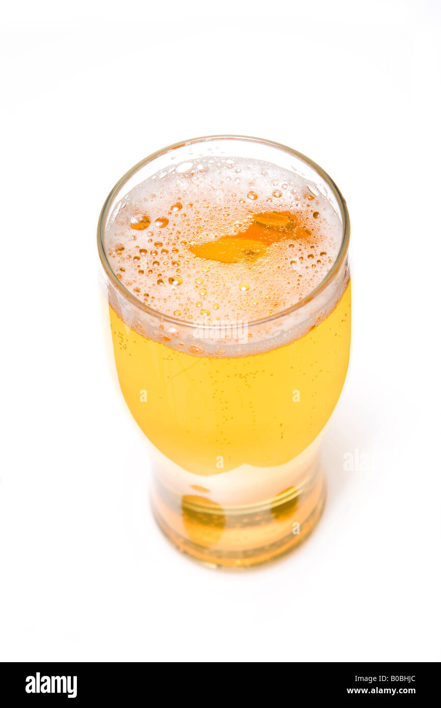La pinta di birra lager isolato su un bianco di sfondo per studio. Foto Stock