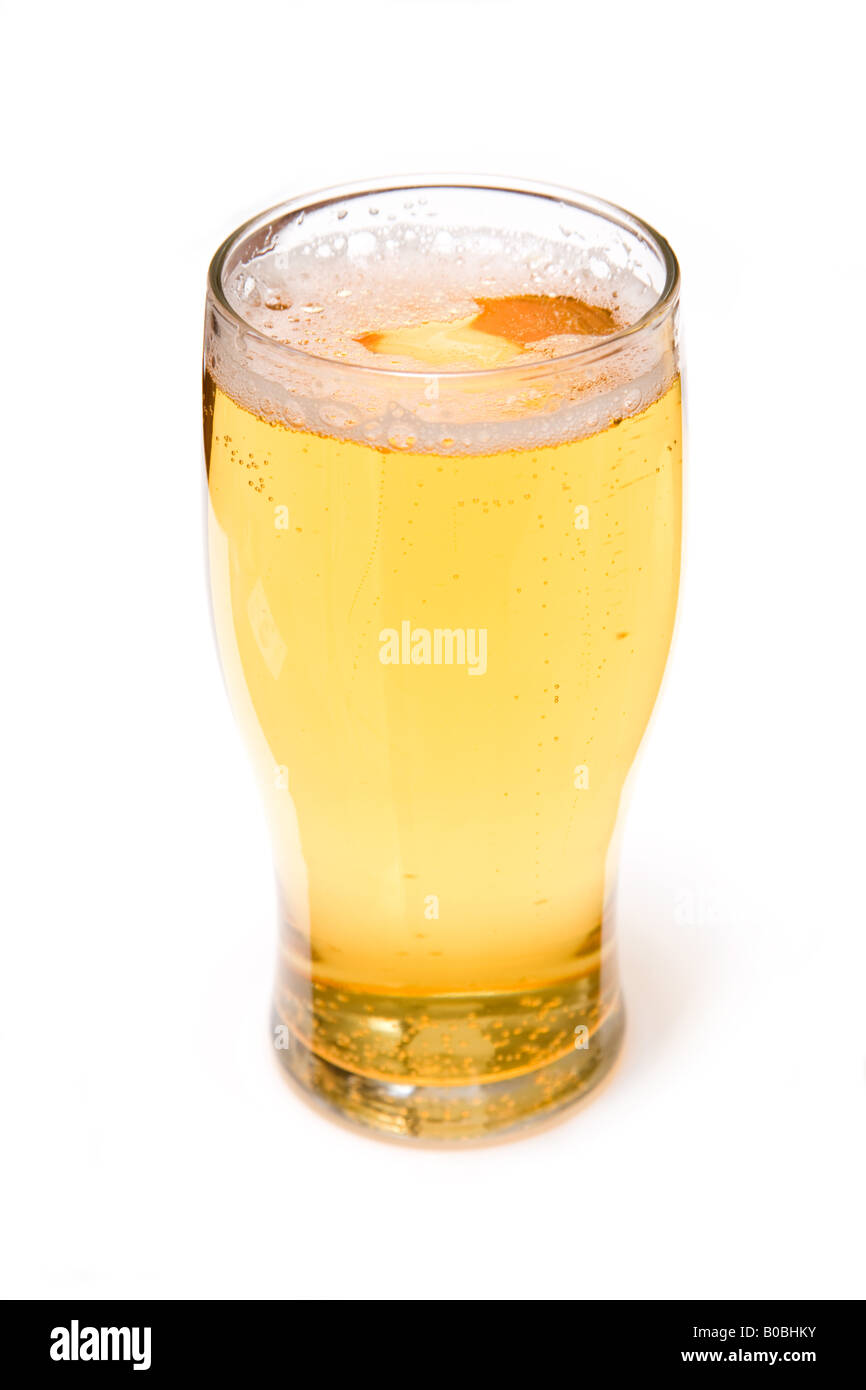 La pinta di birra lager isolato su un bianco di sfondo per studio. Foto Stock
