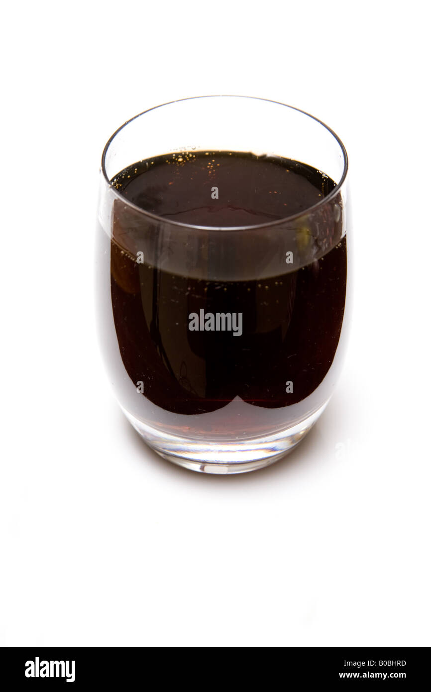 Grande bicchiere di succo di ribes nero isolato su un bianco di sfondo per studio. Foto Stock