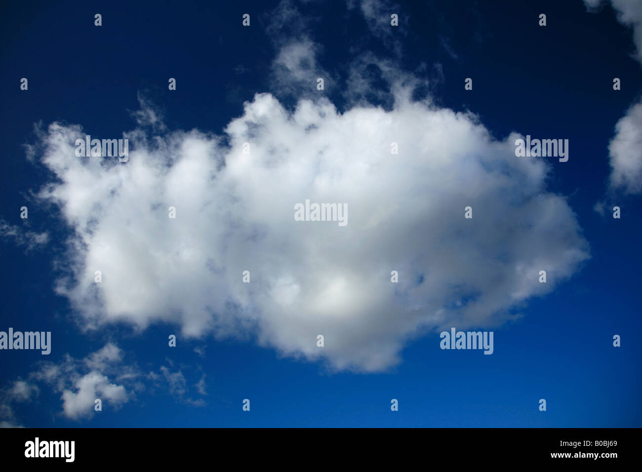 Cumulus Fractus nuvole blu profondo cielo polarizzato Generic UK Foto Stock