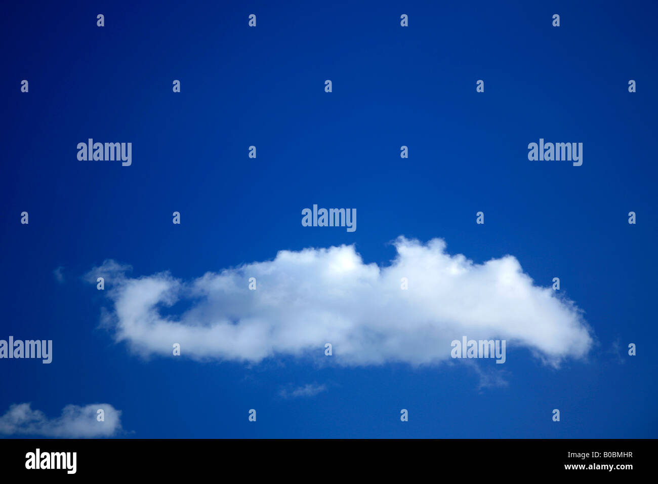 Cumulus Fractus nubi in un profondo blu cielo polarizzato Generic UK Foto Stock