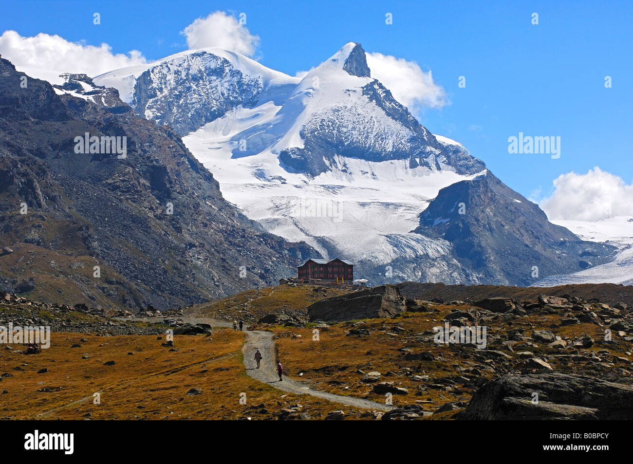 Il sentiero che conduce al ristorante di montagna Fluhalp picchi Strahlhorn Mt e Mt Adlerhorn Zermatt Vallese Svizzera Foto Stock