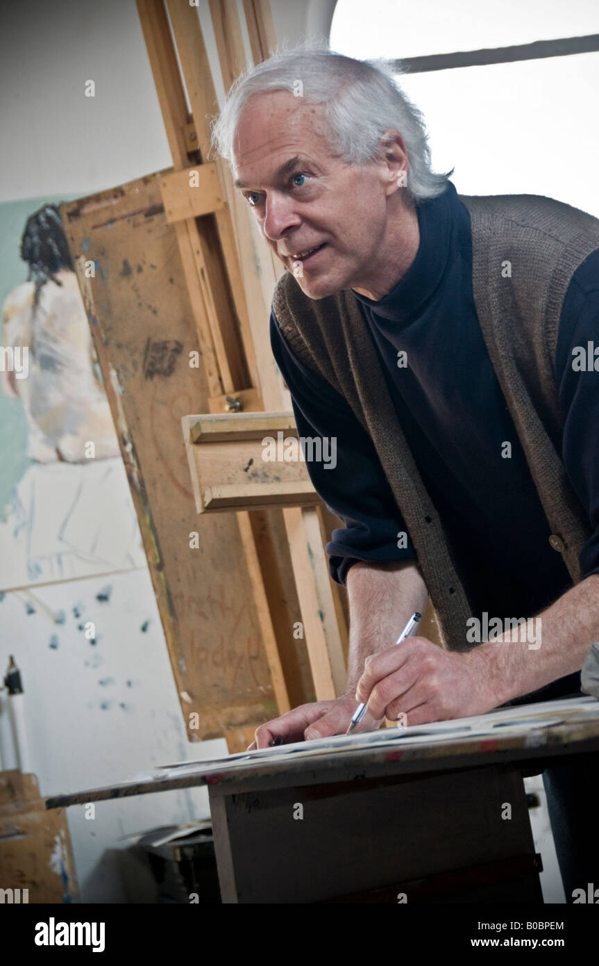 Educazione degli adulti e di apprendimento permanente a Aberystwyth University di mezza età uomo maturo nella vita disegno classe d'arte Foto Stock