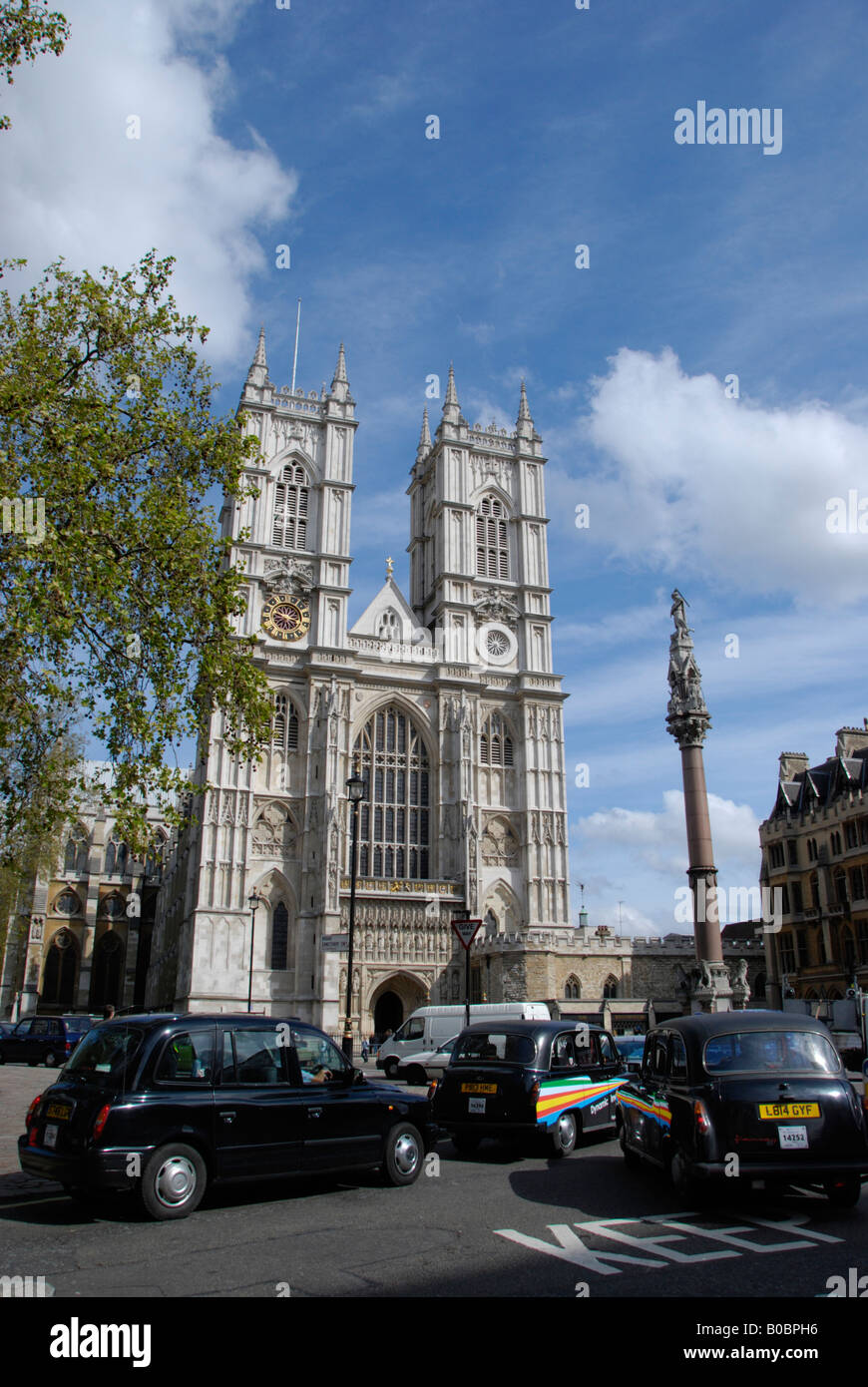 North face of Westminster Abbey e passando il nero taxi Londra Inghilterra Foto Stock