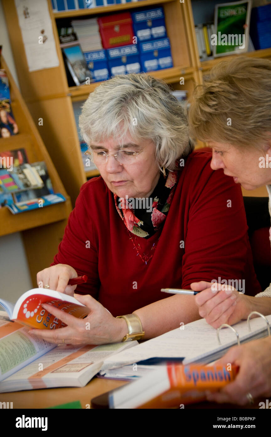 Educazione degli adulti e di apprendimento permanente a Aberystwyth University di due persone di mezza età donne mature in lingua spagnola classe, Wales UK Foto Stock