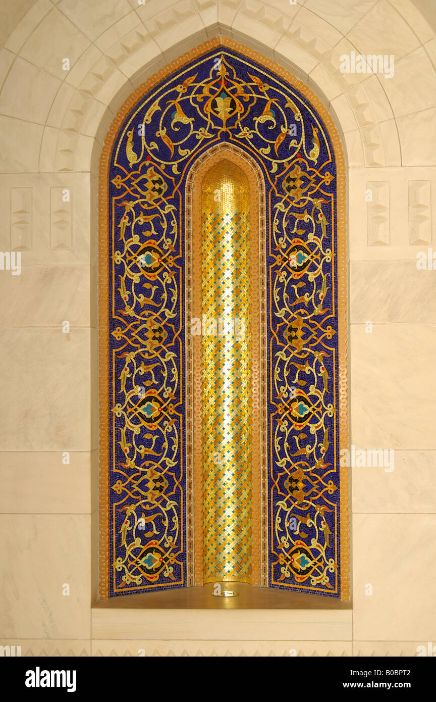 Alcova ornati persiano islamico design mosaico Sultan Quaboos Moschea Muscat Sultanato di Oman Foto Stock