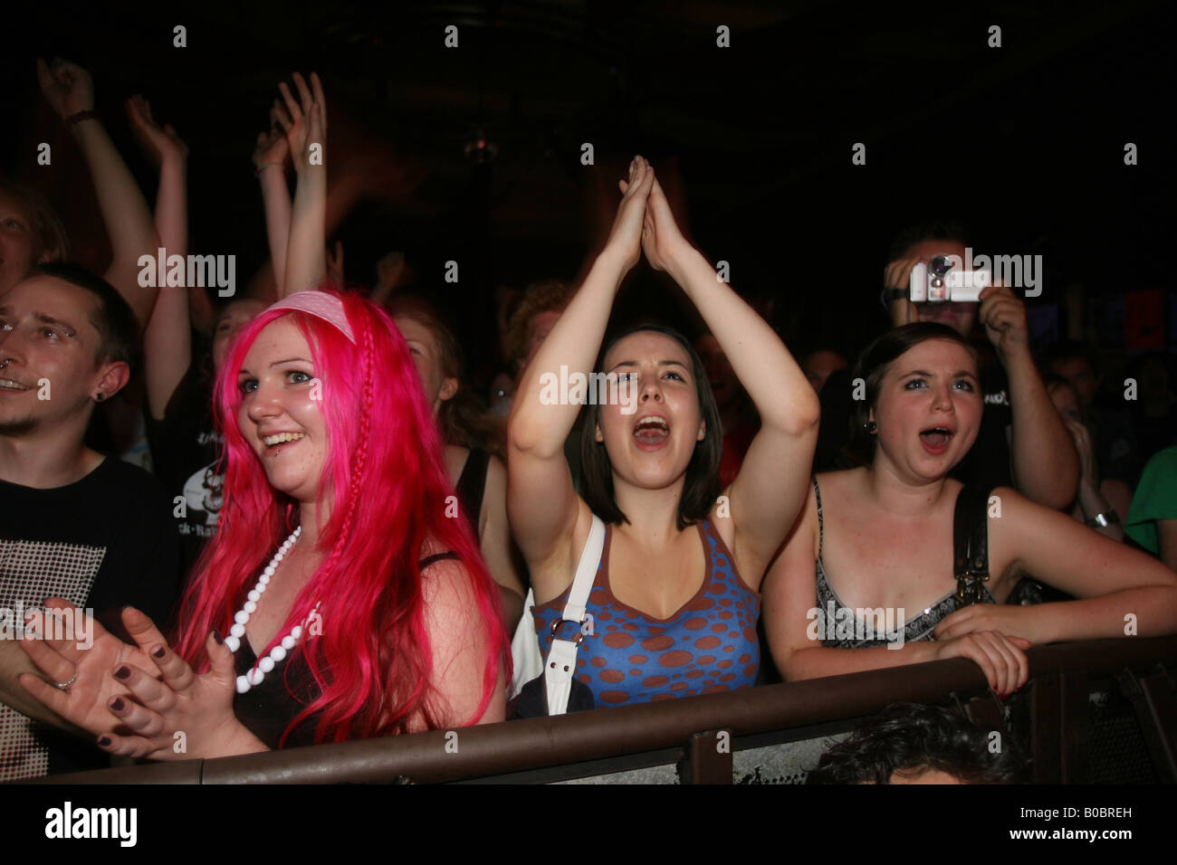 I fan della Air Guitar Champioships a fare il tifo per i partecipanti Foto Stock