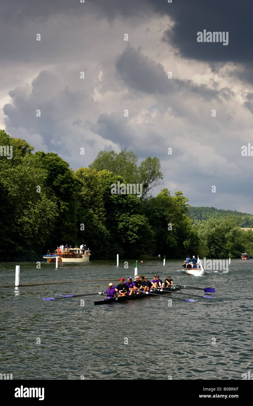 I rematori di competere sul Fiume Tamigi a monte di canottaggio a Henley Regatta Foto Stock