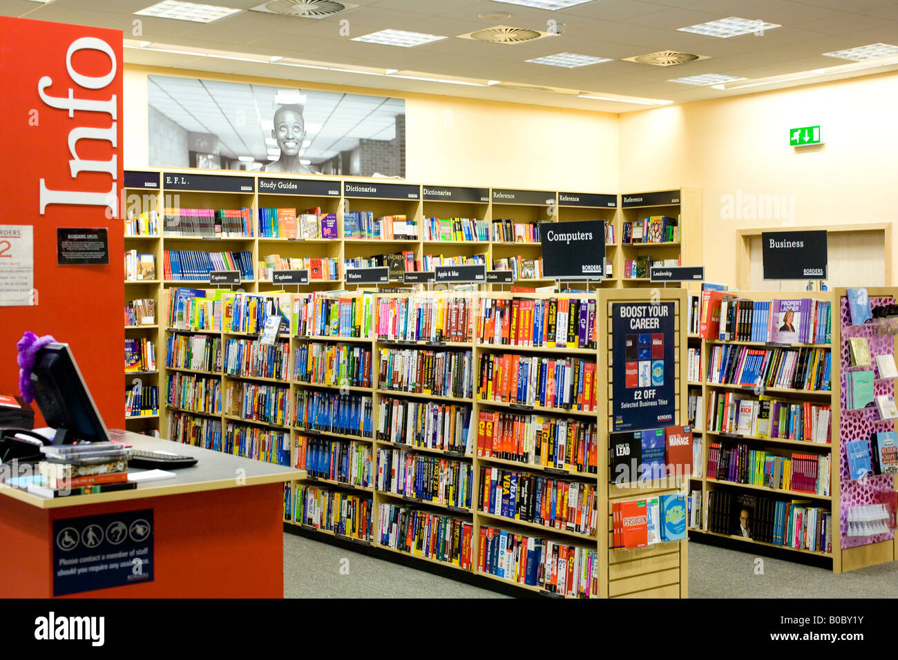 Info Informazioni scrivania in un book shop store Foto Stock