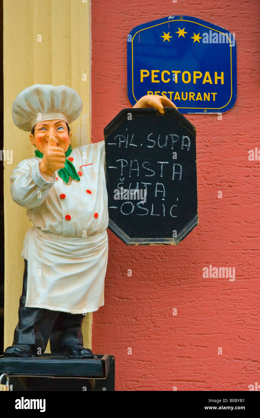 Al di fuori di un ristorante a Novi Sad Serbia Europa Foto Stock