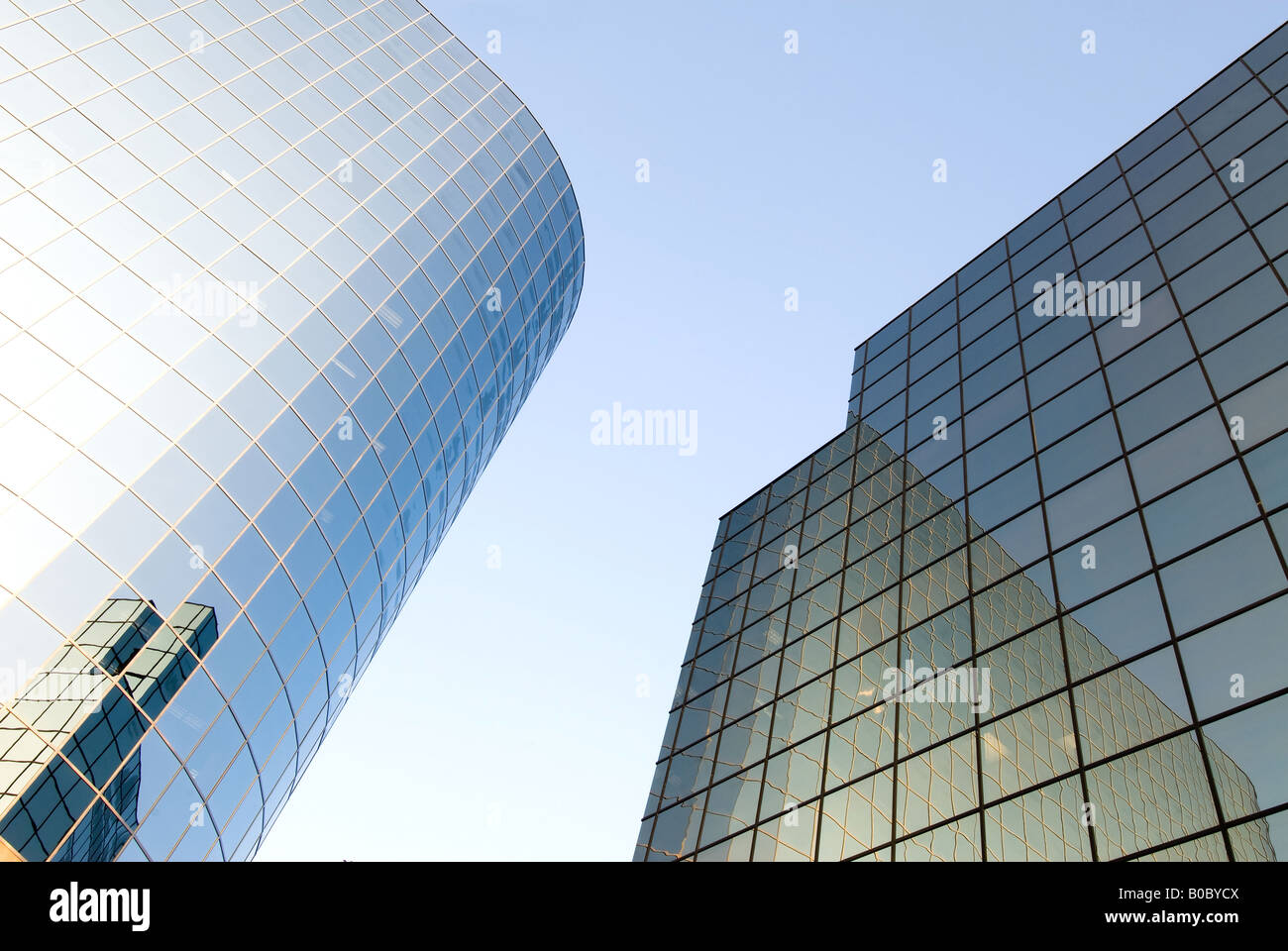 Un business skyrise con vetro riflettente in un quartiere degli affari Foto Stock