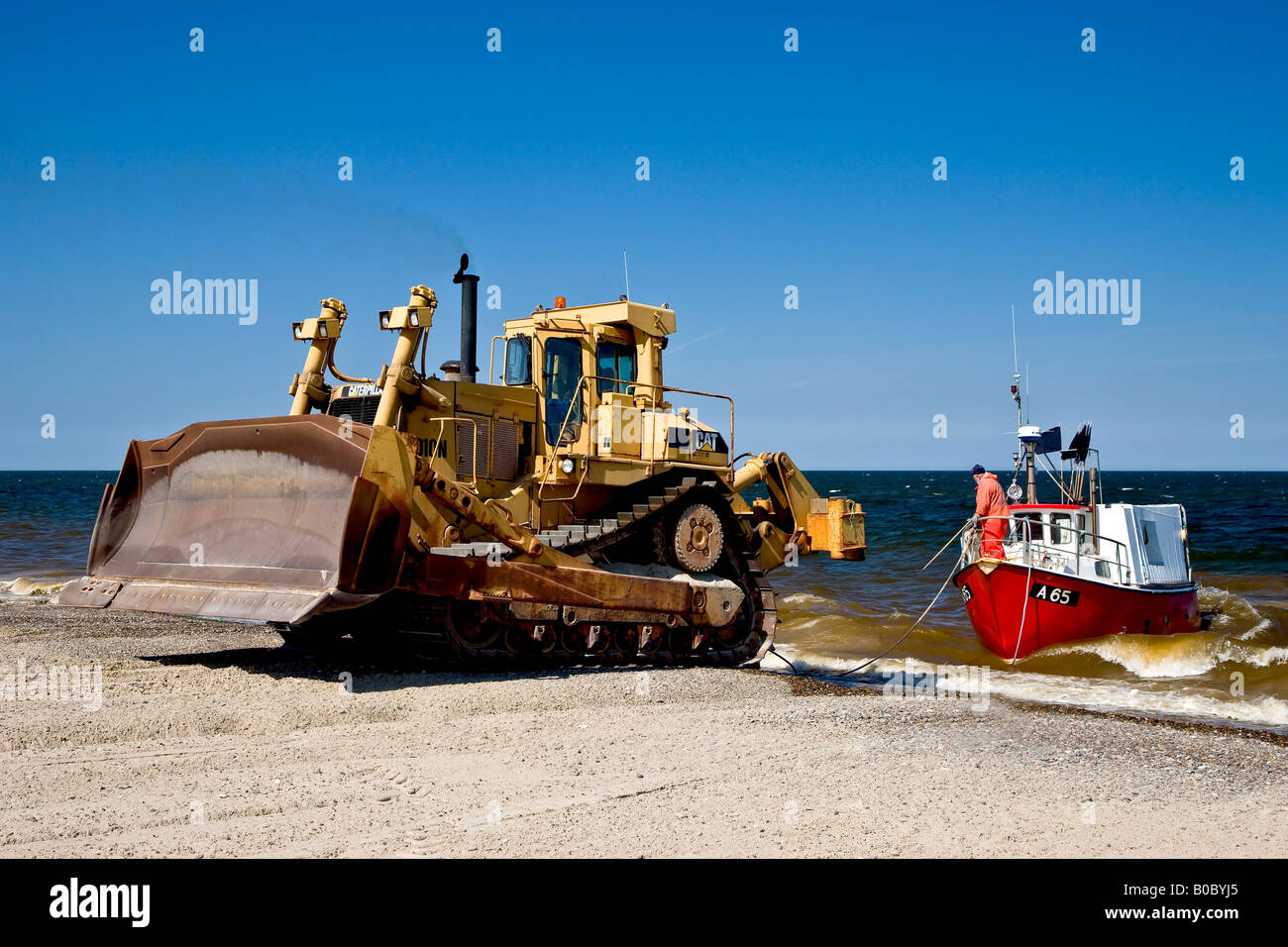 Il traino della fresa di pesca alla spiaggia Foto stock - Alamy