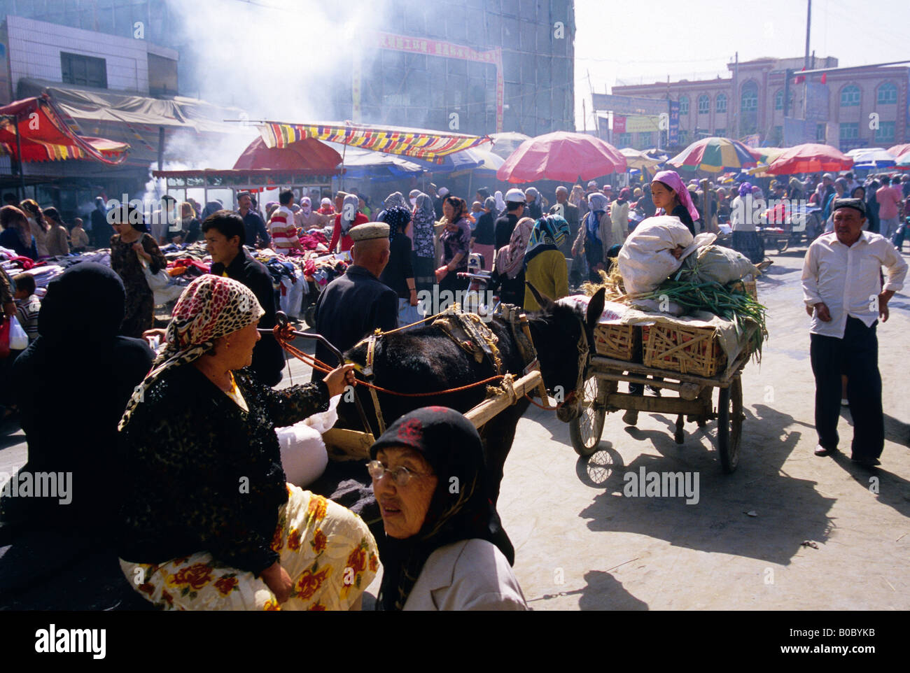 Uiguri in Khotan su occupato domenica bazaar giorno di mercato, a sud della Via della Seta Foto Stock