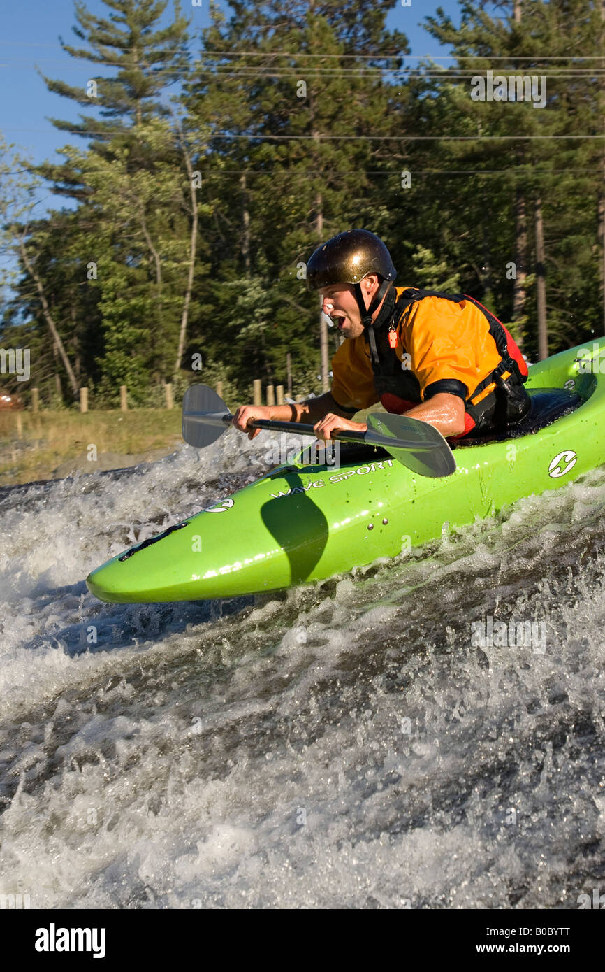 Un whitewater kayaker scende una cascata sul fiume morto vicino a Marquette Michigan Foto Stock