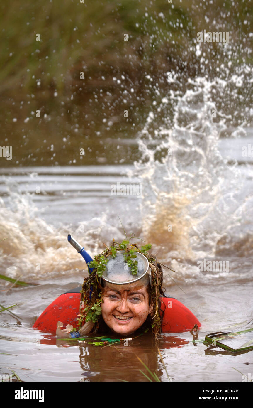 JULIA GALVIN DA KERRY Irlanda presso l'INTERNATIONAL BOG SNORKELLING campionati a Llanwrtyd Wells POWYS Wales UK Foto Stock