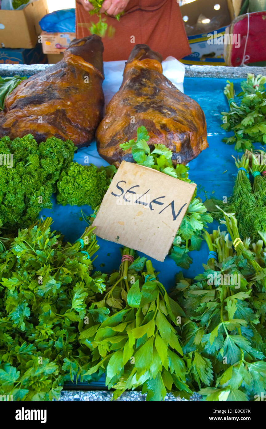 Verdi e di carne a Novi Sad Serbia marketplace di Europa Foto Stock