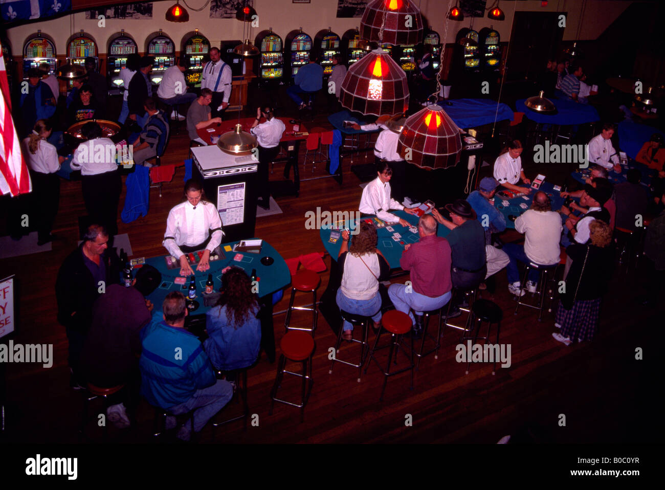 Il gioco d'azzardo nel dente diamantato Gertie's Gambling Hall, Dawson City, Yukon Territory, Canada - Gamblers giocando a Blackjack Foto Stock