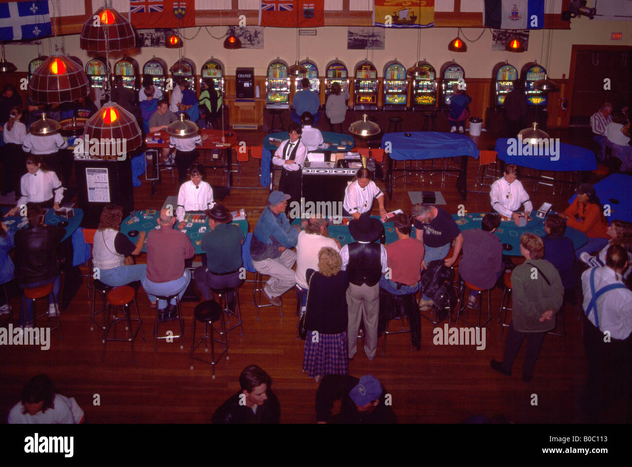 Il gioco d'azzardo nel dente diamantato Gertie's Gambling Hall, Dawson City, Yukon Territory, Canada - Gamblers giocando a Blackjack Foto Stock