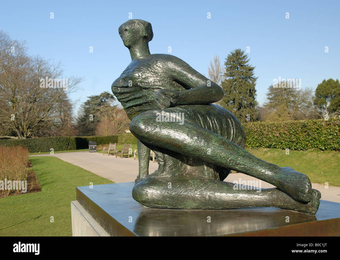 Henry Moore scultura, drappeggiato donna reclinabili, sul display a Kew Gardens Foto Stock