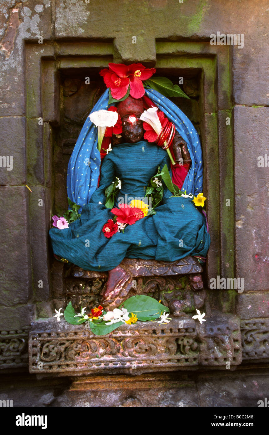 India Orissa Bhubaneswar Brahmeswar Mandir fiore divinità decorati Foto Stock