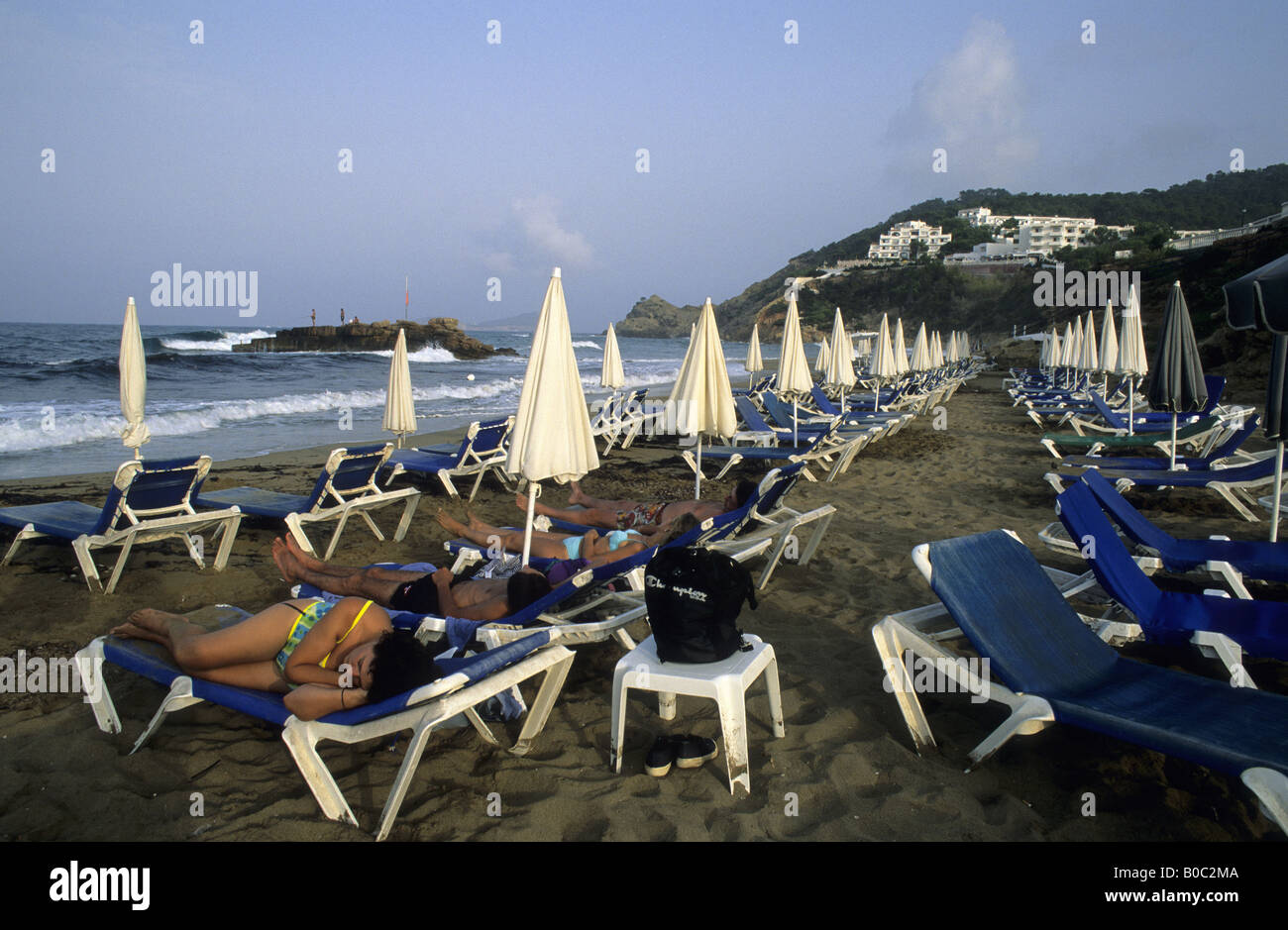 Le persone dormono in Figueral beach isola di Ibiza Isole Baleari Spagna Foto Stock