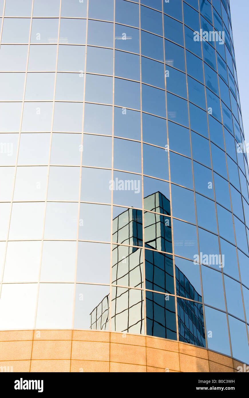 Un business skyrise con vetro riflettente in un quartiere degli affari Foto Stock
