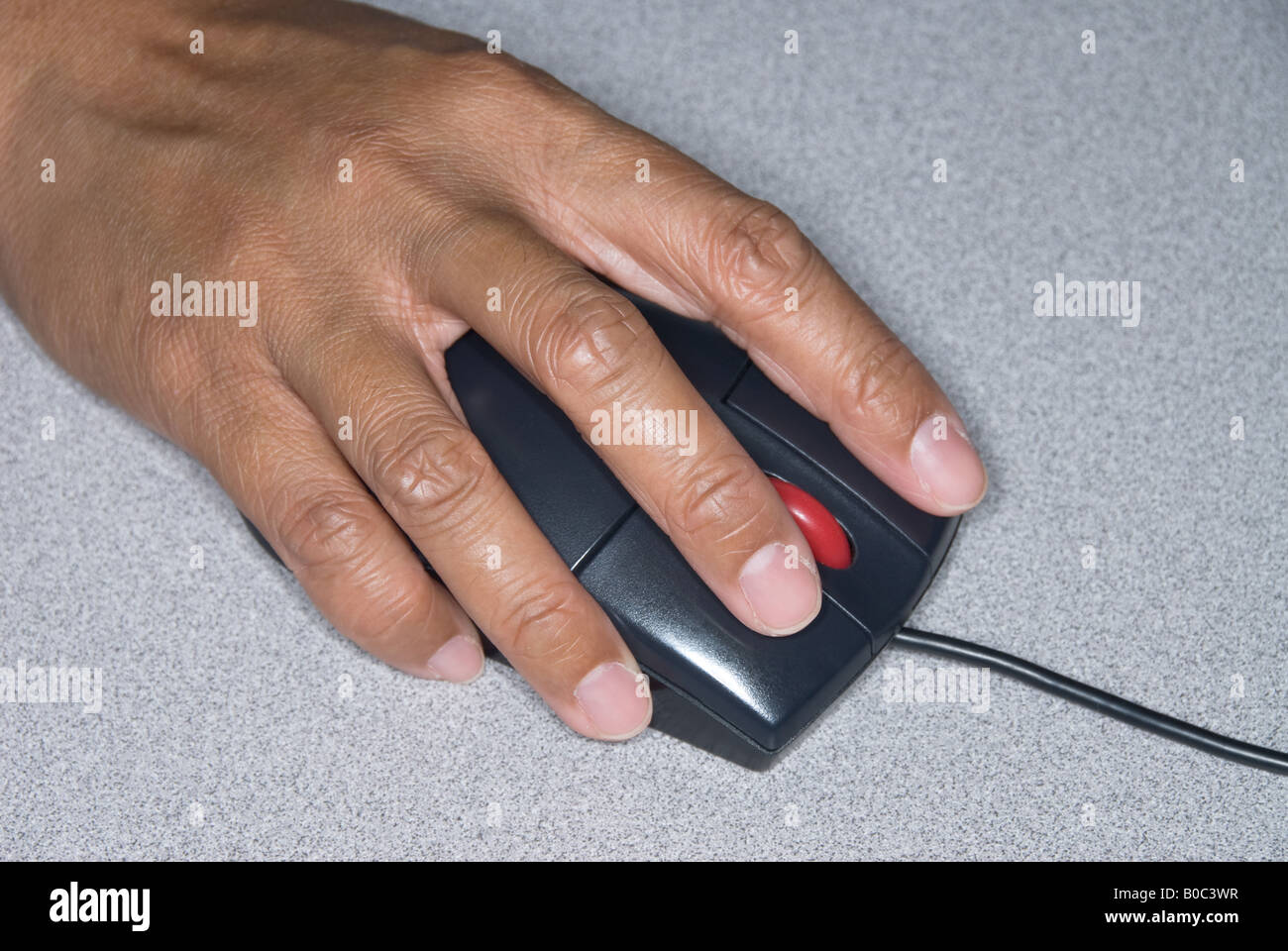 Una persona utilizza un mouse del computer per navigare software Foto Stock