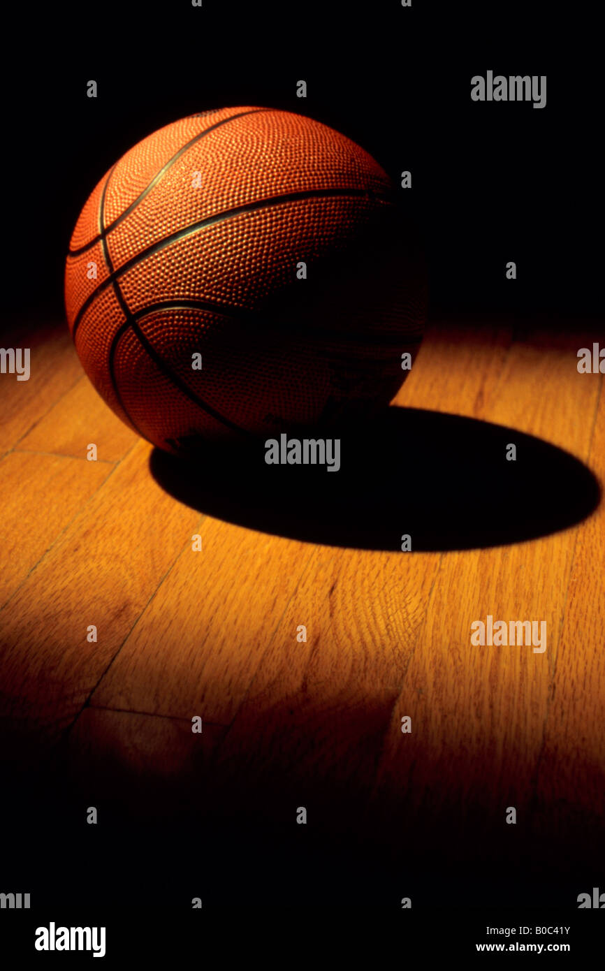 La pallacanestro a sinistra dopo una partita sotto le luci Foto Stock