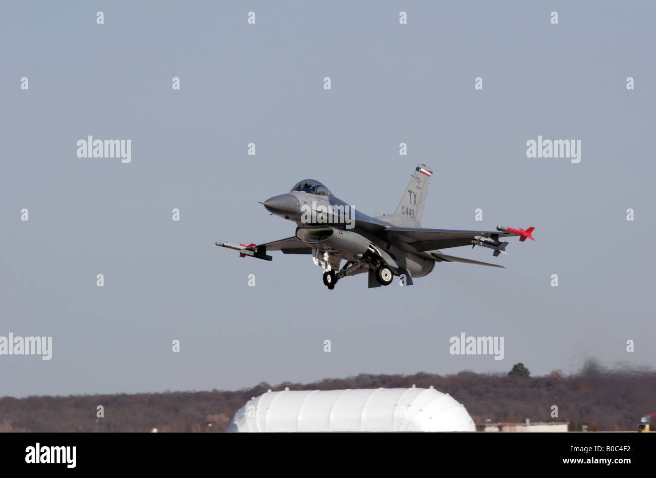 Un F 16C dal 457th Fighter Squadron decolla da NAS Fort Worth riserva comune Base in Texas Foto Stock