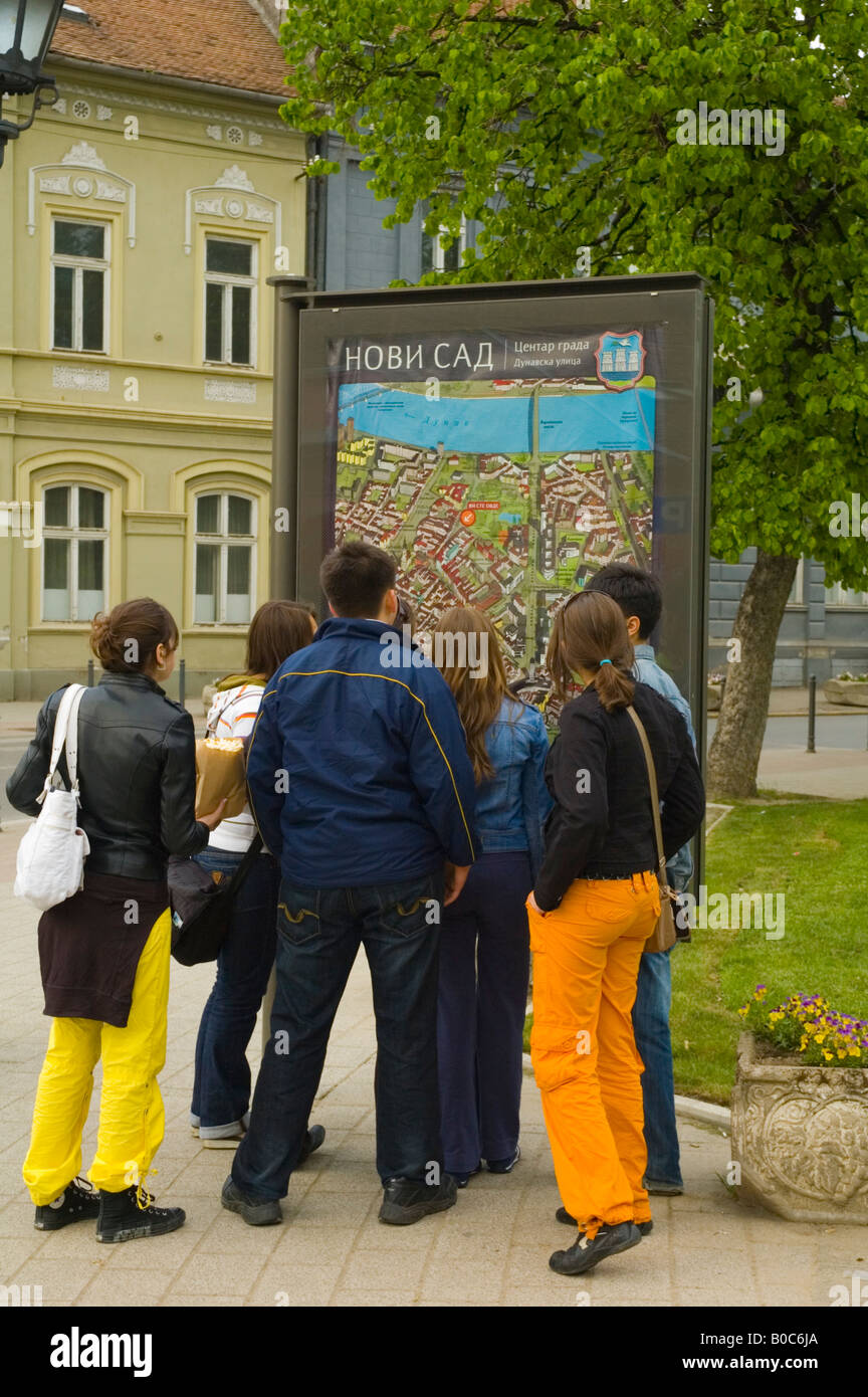 Un gruppo di giovani guardando la mappa di Novi Sad Serbia Europa Foto Stock