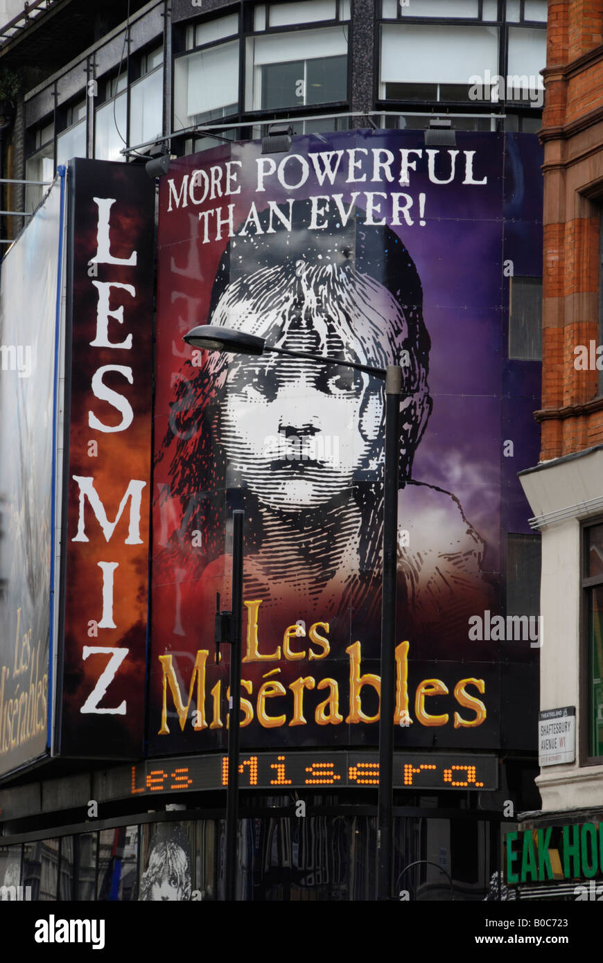 Les Miserables affissioni al di fuori del Queen's Theatre in Shaftesbury Avenue London Inghilterra England Foto Stock