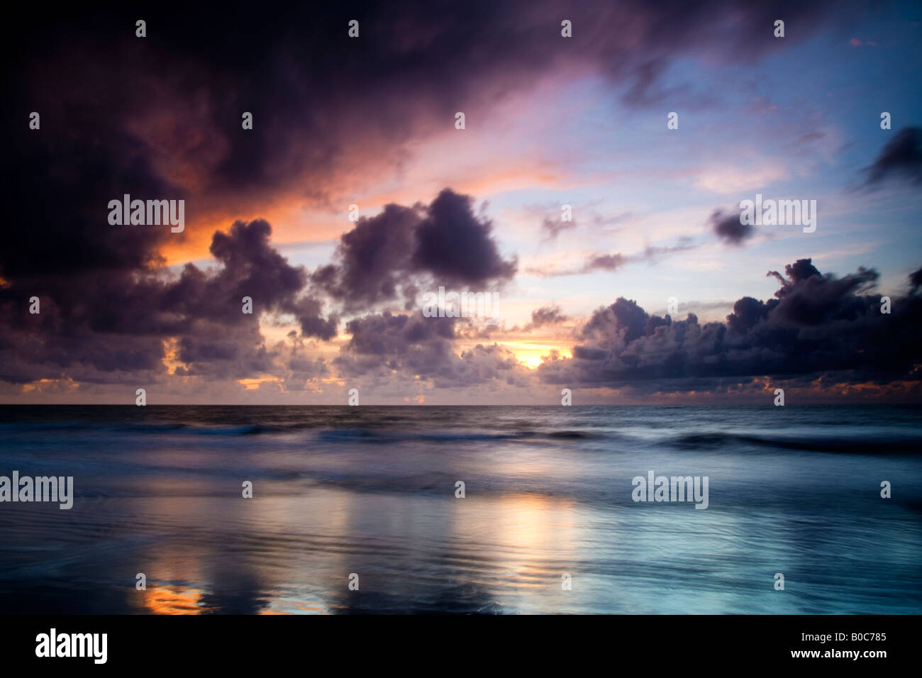 Tramonto sull'Oceano Atlantico prese a Kololi Beach in Gambia, Africa occidentale Foto Stock