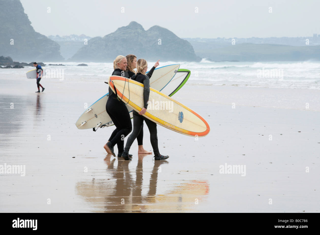 Ragazza surfisti a Watergate Bay, vicino a Newquay, North Cornwall Foto Stock