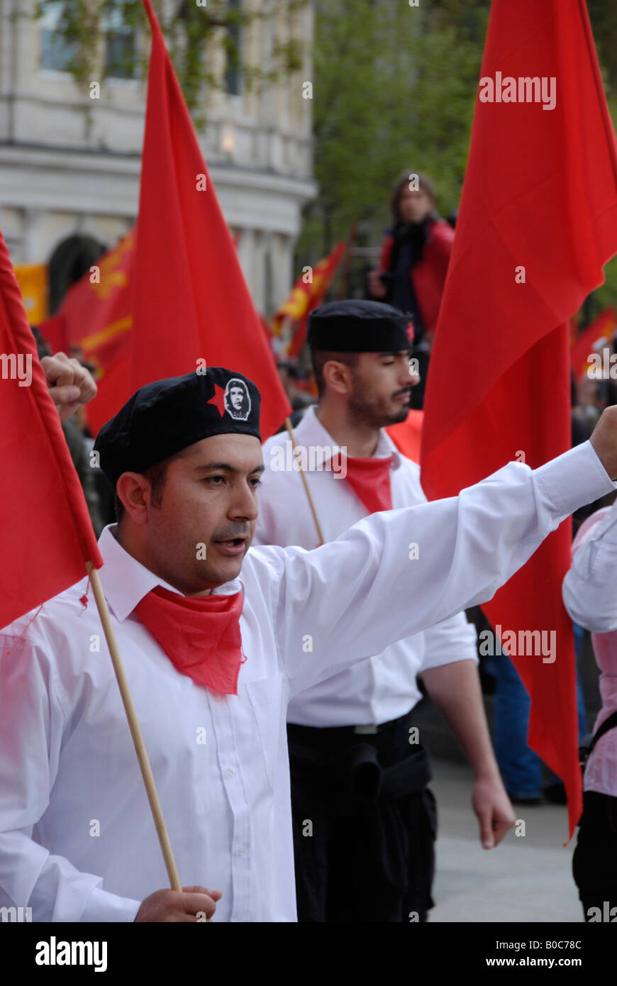 Dimostranti comunista con le bandiere rosse al 2008 giorno di maggio sfilano in Trafalgar Square Londra Foto Stock