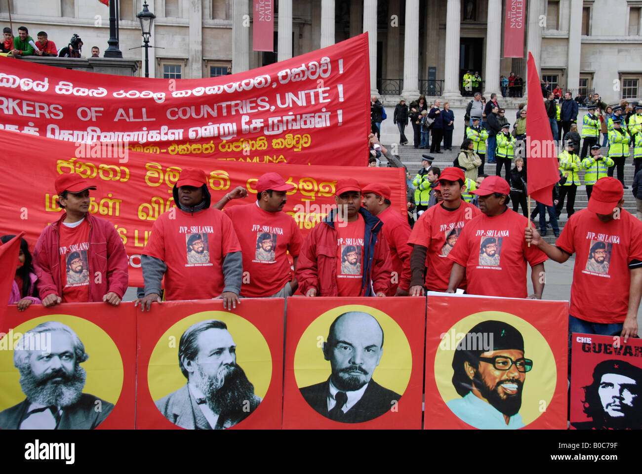 Il governo dello Sri Lanka JVP persone s Liberation Front deputati al 2008 giorno di maggio sfilano in Trafalgar Square Londra Foto Stock