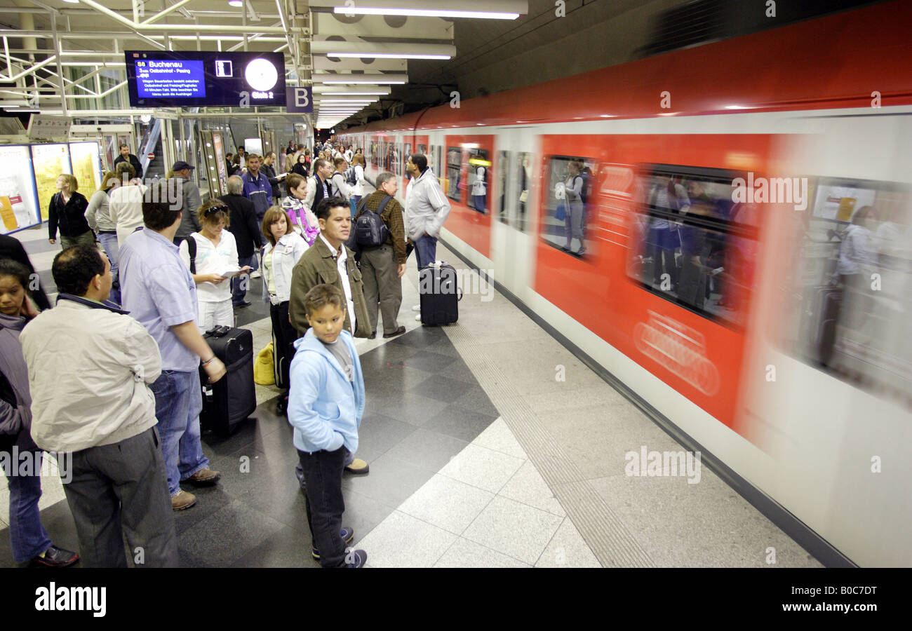 I passeggeri in attesa del treno in corrispondenza di una stazione S-Bahn, Monaco di Baviera, Germania Foto Stock