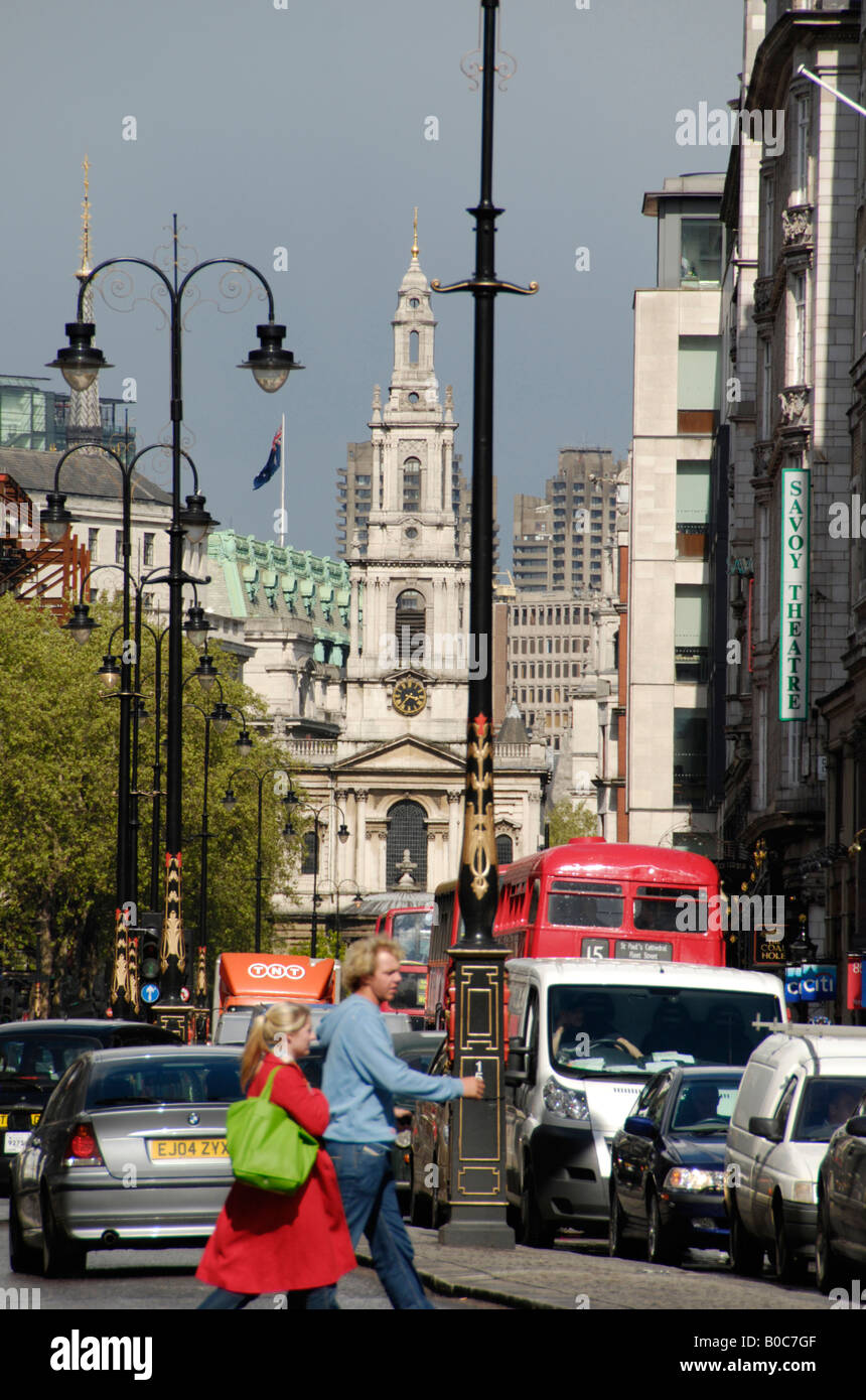 Il traffico in The Strand London Inghilterra England Foto Stock