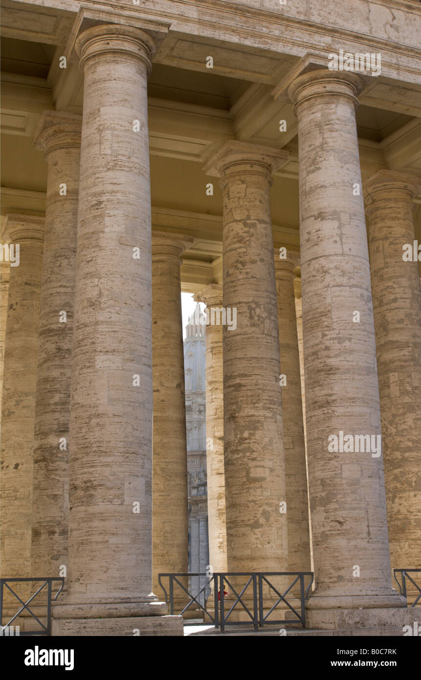 Una sezione del colonnato del Bernini, che circonda Piazza San Pietro a Roma Foto Stock