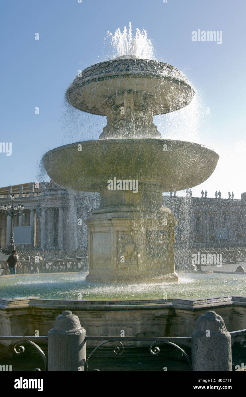 Fontana in Piazza San Pietro a Roma Foto Stock