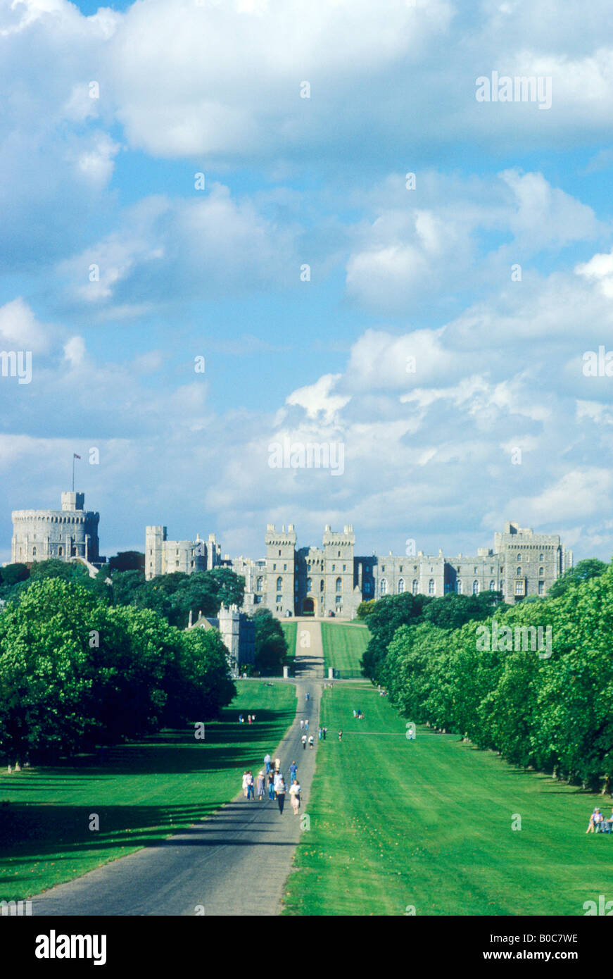 Il Castello di Windsor e la lunga passeggiata Royal Residence Regina dell'Inghilterra Palace Berkshire REGNO UNITO Viaggi turismo attrazione turistica Foto Stock
