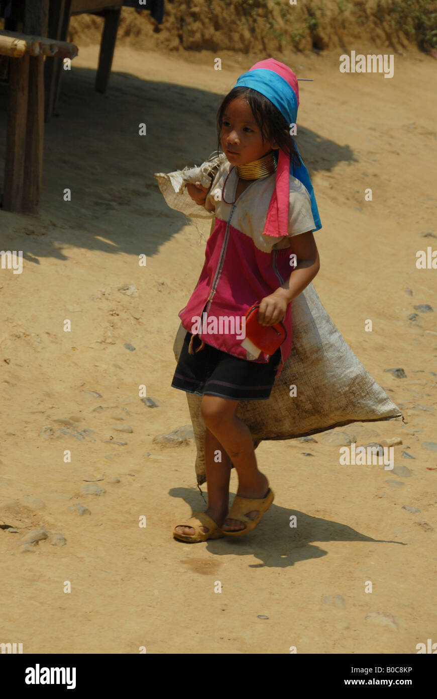 Giraffa karen ragazza di prelevare le bottiglie di plastica nel suo villaggio,Mae Hong Son, Thailandia Foto Stock