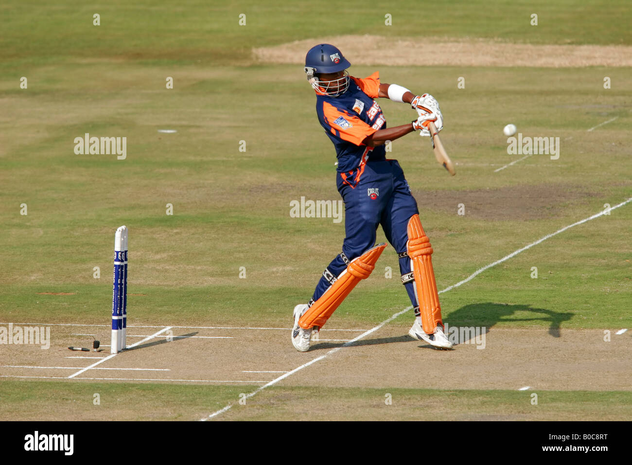 Battitore di colpire la palla durante una giornata di partita di cricket tra il Cape Cobras e libero stato Eagles, Bloemfontein Sud Africa Foto Stock