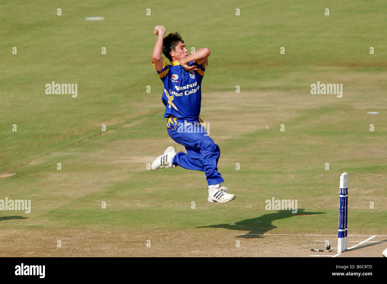 Bowler durante una giornata di partita di cricket tra il Cape Cobras e libero stato Eagles, Bloemfontein, Sud Africa Foto Stock