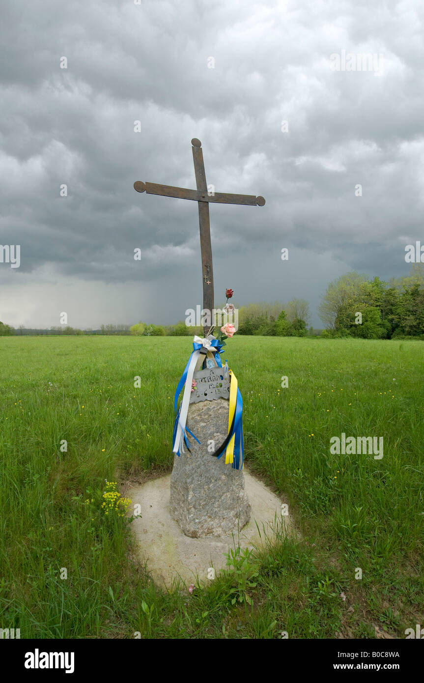 La croce commemorativa beata Bertrand nel sito 'Prati stabili', regione Friuli Venere Giulia, Italia Foto Stock