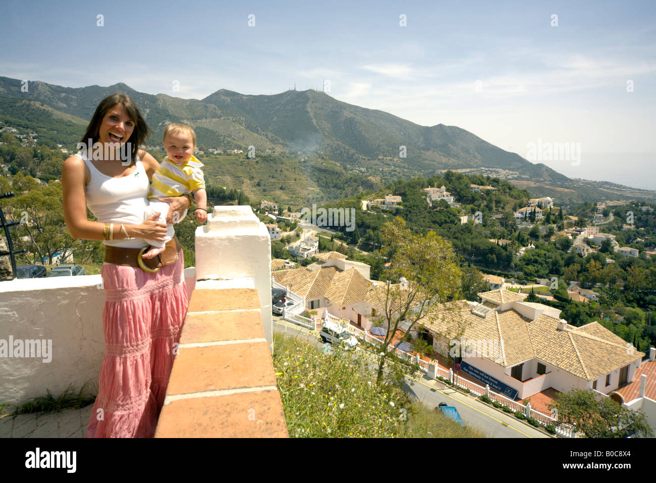 La madre e il bambino sightseeing in Mijas Costa del Sol Andalucía, Spagna Foto Stock