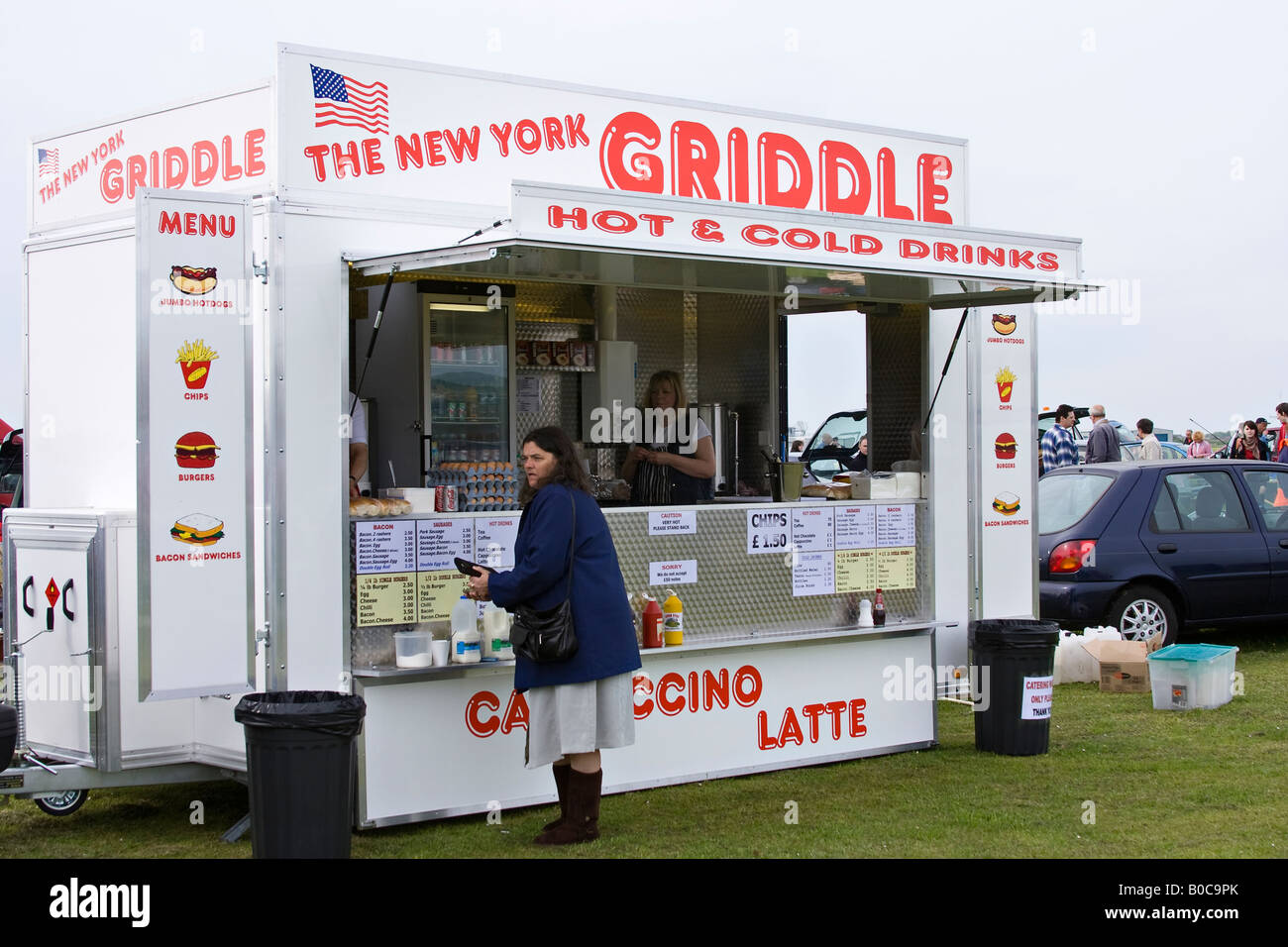 Signora acquistare rinfreschi da mobile catering. Sussex, England, Regno Unito Foto Stock