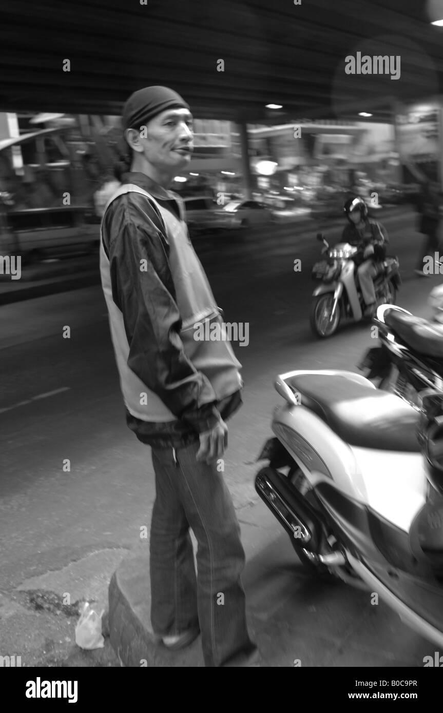 Persone di Bangkok, a vivere e a morire in Bangkok, moto taxi in attesa che il cliente di patpong Foto Stock